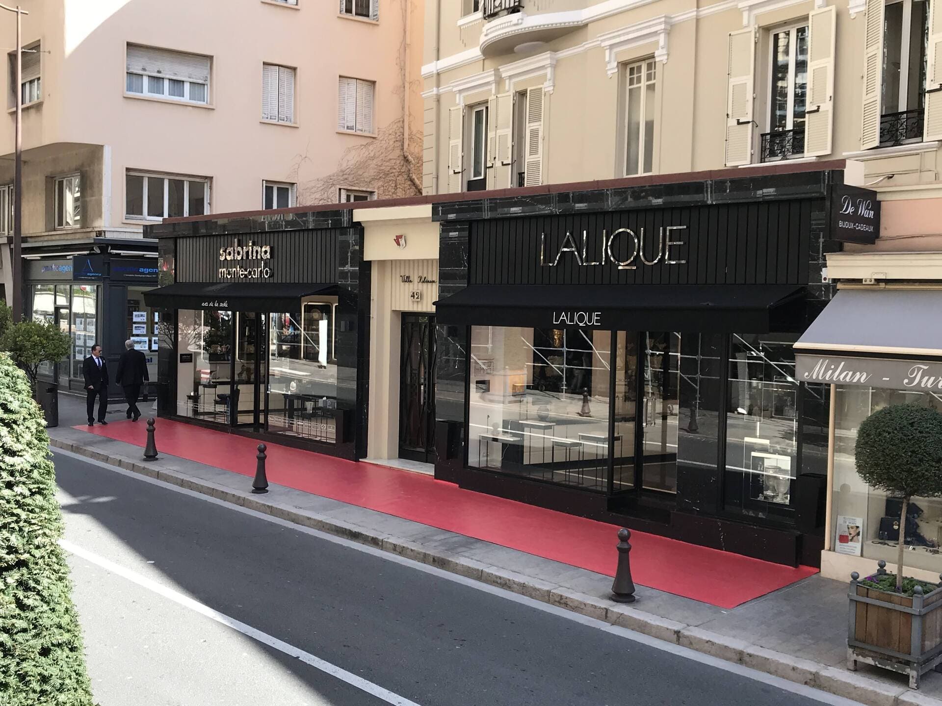 Tapis rouge sur le trottoir d'une devanture